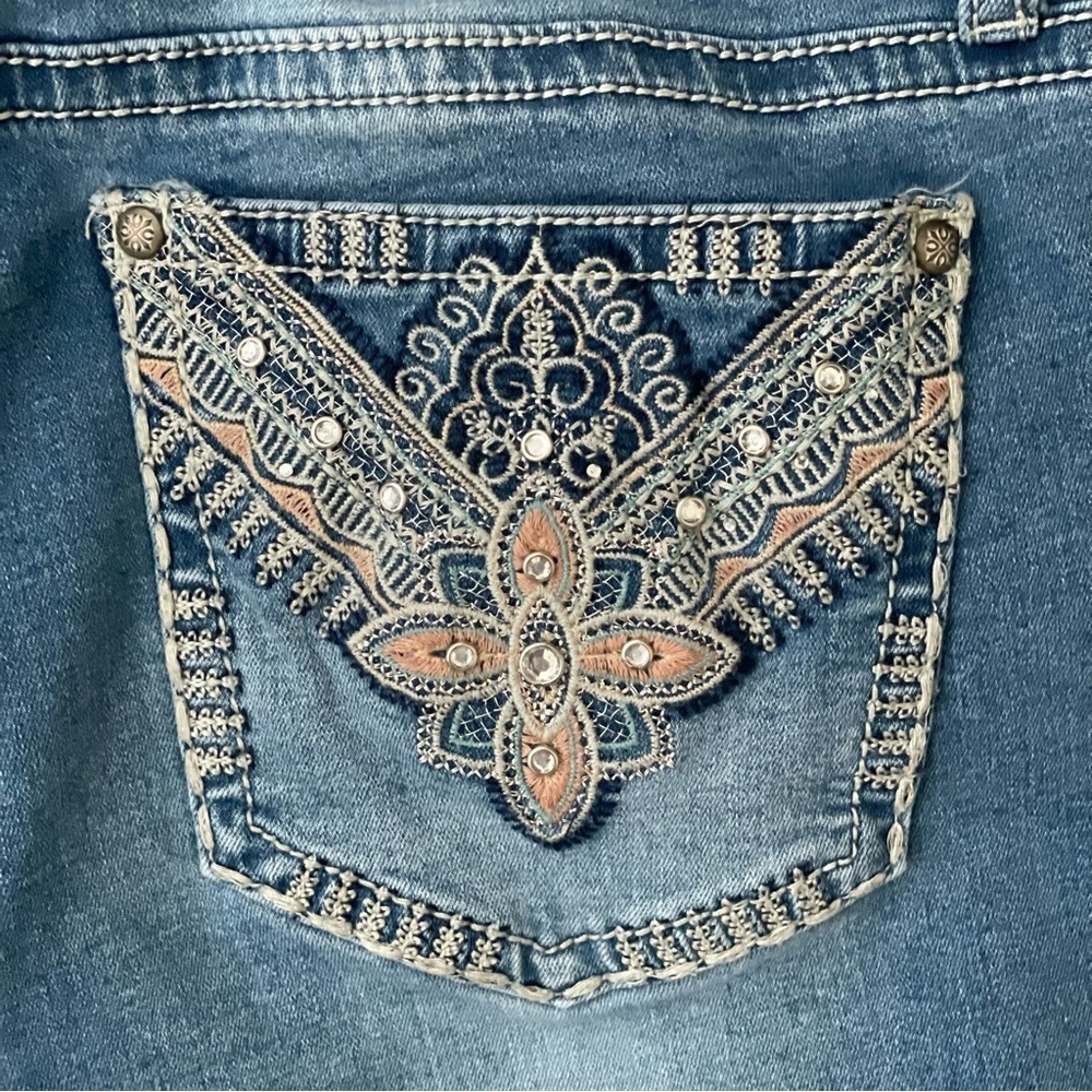 A.N.A Capri‎ Jeans Boho Chic Med Blue Wash Mid Rise Embroidered Pocket Women 10